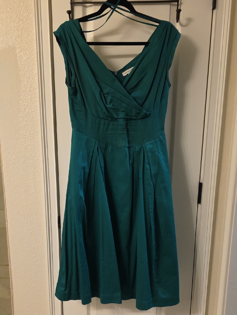 Unique Vintage Green V-Neck Pleated Fit & Flare Dress W/ Pockets